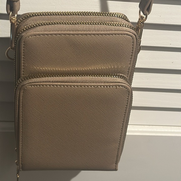 NWOT Beige three section crossbody bag with Creditcard compartments w/goldtone. - Picture 3 of 10